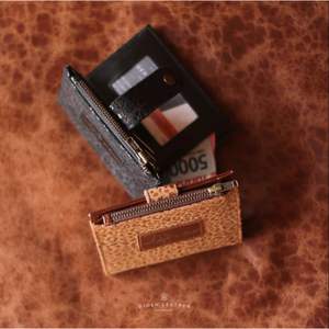 Portefeuille en cuir véritable à deux volets avec fentes pour cartes et fermeture à pression Porte-monnaie compact en cuir Djoen fait à la main d'Indonésie - Product Image 2