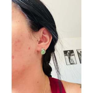 Pendientes de Plata de Ley con Turquesa de la Montaña Sonora Hechos por Navajo, con Engaste de Bisel y Poste - Product Image 2