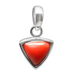 Colgante de Gema Astrológica Triangular de Coral Natural Certificado (Moonga) de 4.25-12.25 Ratti con Engaste de Plata 925, Joyería Fina - Product Image 1