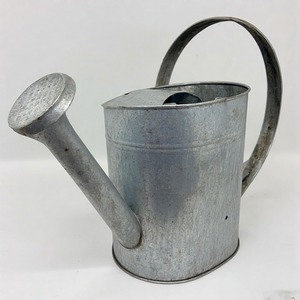 Pichet d'eau galvanisé décoratif compact avec poignée en boucle et surface lisse pour compléter tout présentoir ou étagère de jardin - Product Image 4