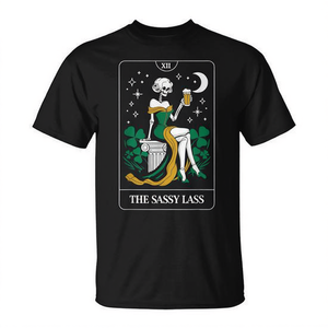 T-shirt unisexe à manches courtes et col rond avec impression numérique du motif de la carte de tarot The Sassy Lass, design pour la Saint-Patrick - Product Image 2