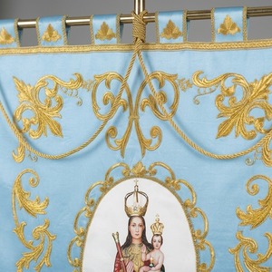 Bandera de terciopelo personalizada con bordado a mano para procesiones, con flecos, de color sólido, para banda de trompetistas. - Product Image 4