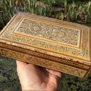 Boîte à bijoux de luxe moderne en bois décoratif fait main avec incrustation de nacre, motif floral gravé, organisateur de rangement pour accessoires - Product Image 1