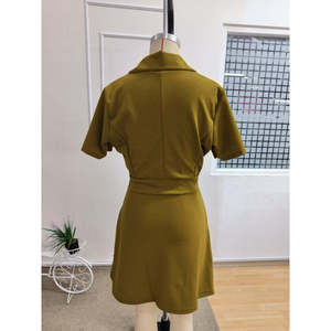 Robe courte en crêpe importé pour femme, à manches courtes, col et boutons sur le côté, 37647 - Moutarde - Product Image 6