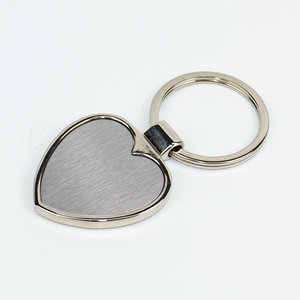 Llavero Sencillo en Forma de Corazón con Adhesivo Epoxi y Opciones de Logotipo Láser Negro, Elegante Porta Llaves de Metal para Regalos Empresariales o Recuerdos - Product Image 1