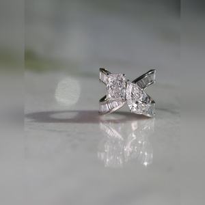 Bague large en diamant radiant en forme de poire en platine, prix d'usine du fabricant, livraison mondiale - Product Image 2