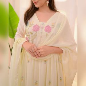 Kurti chanderi de diseñador exclusivo con bordado de lujo para uso formal y festivo en <span class=keywords><strong>m</strong></span>últiples tallas de la <span class=keywords><strong>M</strong></span> a la 3XL, estilo étnico. - Product Image 4