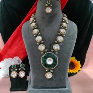 Élégant pendentif Mona Lisa Uncut Kundan pour femme idéal pour les vêtements ethniques, les looks de mariée et les occasions festives - Product Image 4