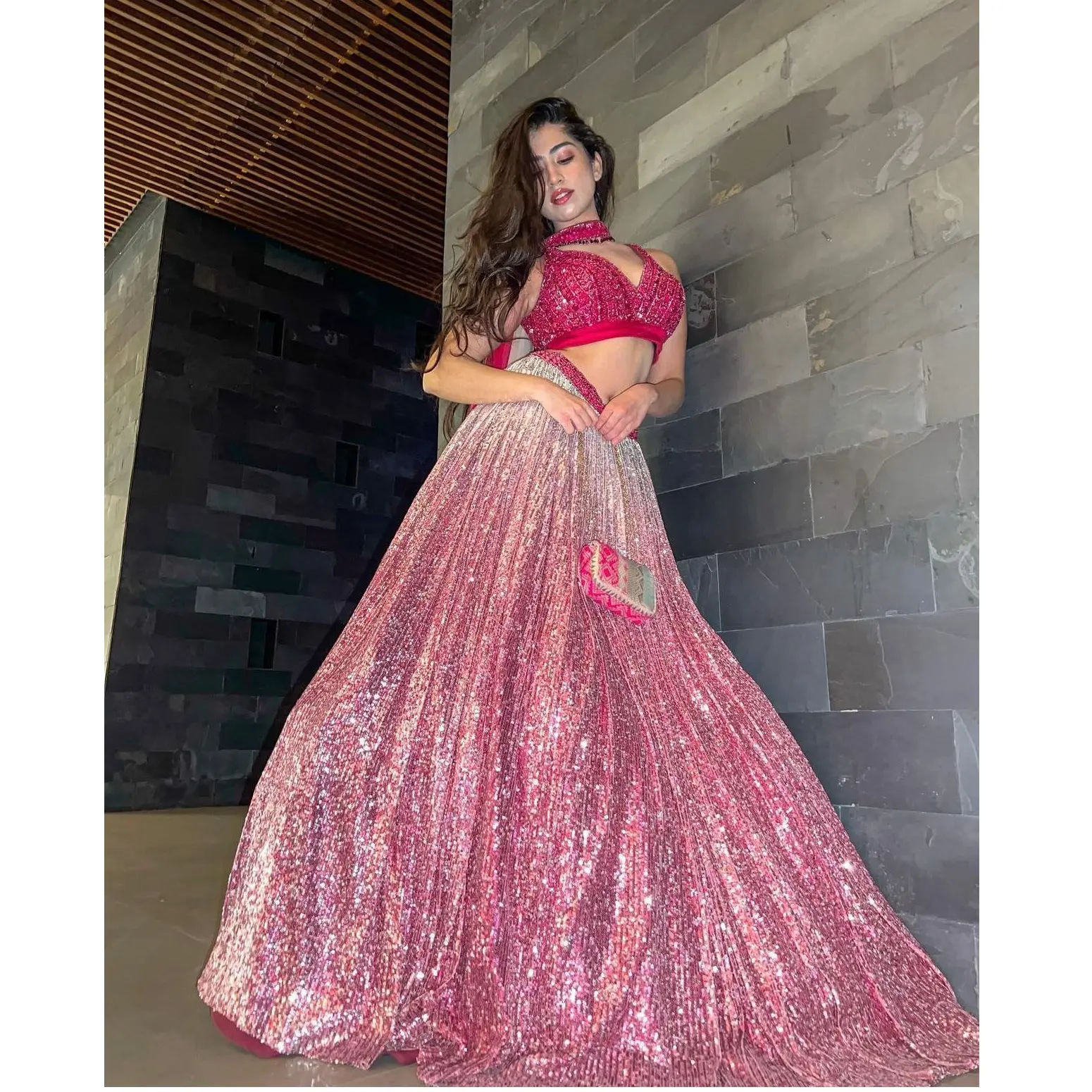 새로운 트렌드 뜨거운 판매 최고의 품질 디자이너 핑크 컬러 파티 착용 새틴 실크 Lehenga Choli 순서 작업 인도 복장