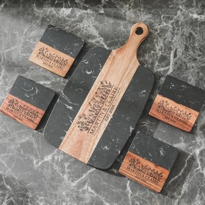 Planche à pain en bois au fini naturel avec poignée, parfaite pour servir des apéritifs, du fromage, des collations sèches et du fromage en acier inoxydable - Product Image 1
