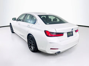 2025 B-M-W 3 Series 330i 4dr Sedan 2.0L 4cyl Turbo essence/électrique hybride doux 8A - Product Image 4