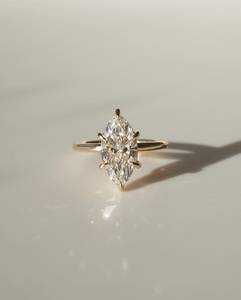 Anillo de compromiso de moissanita de corte de pera alargado de 2 quilates, anillo solitario en forma de pera brillante para mujer en Ajuste clásico de punta - Product Image 1