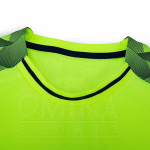 Ensemble de vêtements de football pour adultes, fabriqué au Pakistan, logo personnalisé, séchage rapide, respirant, 100% polyester, service OEM disponible en grande quantité - Product Image 4