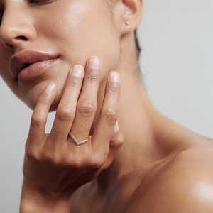 Anillo de Eternidad Elegante y Lujoso de Oro Amarillo de 14K con Moissanita de Corte Redondo, Estilo Vintage - Product Image 3