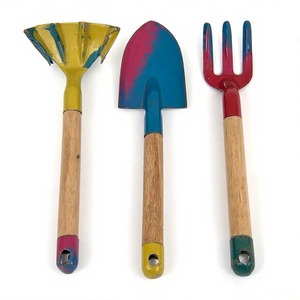 Dibber de jardin en fer unique en finition patine artisan conçu pour enrichir les activités de plantation et les affichages décoratifs saisonniers rustiques - Product Image 5