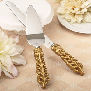 Juego de servidor de pastel de latón, enredadera floral intrincada elegante cubierta de boda o celebración chapada en oro, disponible a precios al por mayor. - Product Image 1