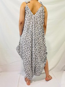 Nouvelle collection été 2023 pour femmes : Combinaison 100 % coton à col en V, coupe trapèze, imprimé graphique, style décontracté et ample à jambes larges - Product Image 6