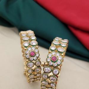 Étnico de moda con acabado dorado con piedras Look dos juegos de brazaletes Brazaletes abiertos con estilo para mujeres para ropa de boda - Product Image 1