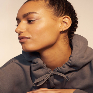 Sweats à capuche pour femmes de style dernier cri pour l'hiver, couleur unie personnalisable avec logo avant, anti-boulochage et respirabilité pour femmes - Product Image 2