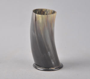 Taza de metal de cuerno negro ecológica hecha a mano con posavasos-estilo contemporáneo para uso en exteriores y hogar - Product Image 1