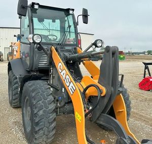 Chargeuse sur pneus compacte Premium CASE 321F, construction lourde, construction solide, qualité et performances garanties - Product Image 4