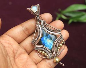 Prix de gros, pendentif en fil plaqué or vintage en laiton Labradroit, bijoux en pierre de naissance, cadeau de mariage, fait à la main - Product Image 1