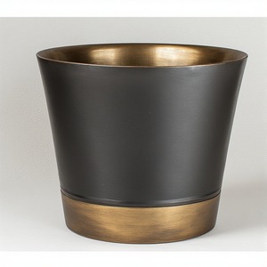 Poubelle élégante en acier galvanisé avec couvercle en finition noire lisse conçue pour les intérieurs de vie décoratifs à usage public fonctionnel - Product Image 6