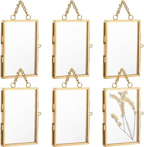 Elegante marco de fotos de metal de latón de mesa con superficie lisa pulida, ideal para exhibir fotos de bodas o familiares - Product Image 3