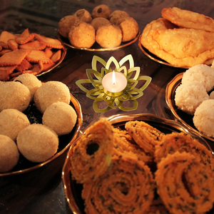 Bougeoir en métal de style antique de luxe avec motif de fleurs en vente pour la décoration de Noël de la maison et du salon - Product Image 4