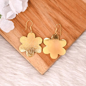 Venta al por mayor clásico estilo vintage Latón chapado en oro flor pendientes para mujer estilo celebridad desgaste de la boda - Product Image 4