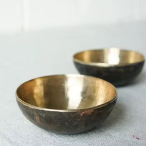 Bol à dattes en métal fait à la main avec un style traditionnel du Moyen-Orient, parfait pour offrir en cadeau pendant le Ramadan et les occasions festives - Product Image 1