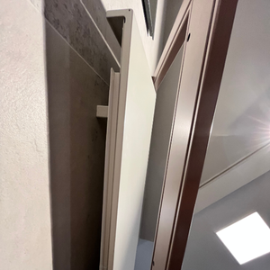 Radiateur mural de style italien moderne Cordivari, cadre en acier blanc mat, barre porte-serviettes et ouverture centrale pour serviettes - Product Image 3