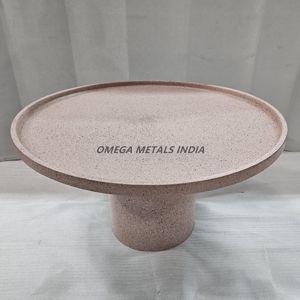 Table basse ronde avec un rose doux moucheté avec une base en métal robuste Plateau circulaire lisse pour les espaces de vie modernes - Product Image 1