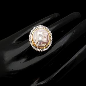Anillo elegante con acabado Dorado de la mejor calidad a la moda para la función y la colección de ropa de boda para fiestas para mujeres y niñas - Product Image 1