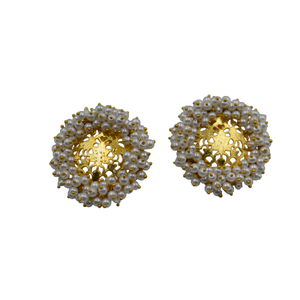 Diseño elegante Joyería de moda El mejor material de latón y pendiente de tuerca de nácar chapado en oro para niñas y mujeres - Product Image 2