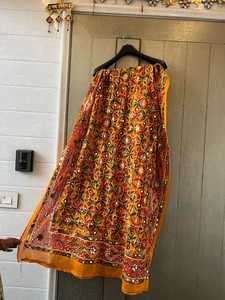 Dupatta en soie florale avec travail de miroir accrocheur, design ethnique élégant pour Navratri et Diwali, style chinon - Product Image 2