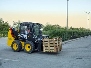 รถตักล้อยาง JCB 155 มินิสกิดสเตียร์ ขนาด 2.84 เมตร พร้อมปั๊มไฮดรอลิก รับน้ำหนักได้ 15 ตัน เครื่องยนต์กำลัง 37 กิโลวัตต์ - Product Image 3