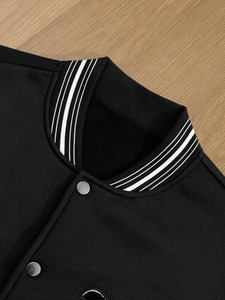 เสื้อแจ็กเก็ตเบสบอลที่ได้แรงบันดาลใจมาจากวิทยาลัยสมัยใหม่ผ้าขนสัตว์สีดำมีฮู้ดแขนสีขาวระบายอากาศได้แนวสตรีท - Product Image 3
