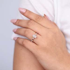 Anillo de Compromiso Solitario con Diamante Cultivado en Laboratorio, Elegante Corte Ovalado, Opciones de Plata de Ley/Platino/Oro, Claridad VS1 - Product Image 4