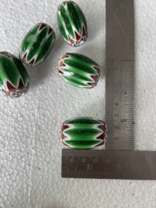 Perles de verre chevron rayées multicolores sur mesure de couleurs assorties disponibles en tailles mixtes idéales pour la revente - Product Image 2