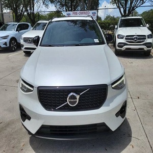 Volvo XC40 B5 Plus 2023 Impecable con Tema Oscuro - Product Image 1