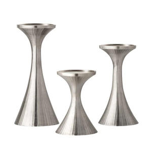Nouveau Lot de 2 Bougeoirs Piliers en Métal Argenté 2025 pour Décoration Écologique Maison, Mariage et Noël - Product Image 4