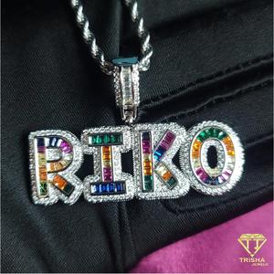 Colgante personalizado Icy Bling Colorful Baguettes Letters con Plata de Ley 925 en VVS Moissanite Diamonds Hip Hop Jewelry - Product Image 4