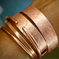 Bracelet manchette ouvert en cuivre gravé texturé et embossé fait main de luxe, bijou thérapeutique bien-être, cadeau