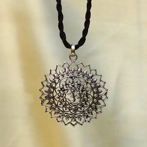 Colgante de Latón con Baño de Oro de 14k con Símbolo Om Shiva, Joyería de Moda para Bodas y Fiestas Indias, Regalo - Product Image 3