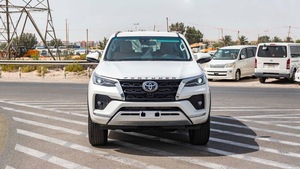สำหรับรถยนต์ Hilux SUV 7 ที่นั่ง เครื่องยนต์ดีเซล เกียร์อัตโนมัติ ไฟหน้า LED ยาง R18 พวงมาลัยซ้าย หลังคาซันรูฟ สีขาวภายนอก - Product Image 3