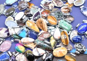 Vente en gros de pendentifs multi-pierres plaqués argent sterling 925, lot de pendentifs boho en cristal naturel, bijoux en laiton pour chrétiens - Product Image 5