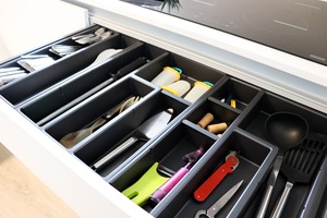 Bandeja de cubiertos de plástico FlexiPrime con doble organización Vajilla flexible para uso en la cocina - Product Image 2