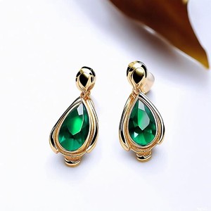 Dernières boucles d'oreilles exclusives tendance en onyx vert plaqué or pour femmes explorant le monde de la mode - Product Image 4