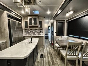 Roulotte de camping en aluminium Keystone A-v-a-l-a-n-c-h-e 372MB d'occasion 2022 pour l'extérieur - Product Image 3